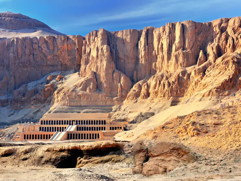Der Hatschepsut-Tempel, eingebettet in die Felslandschaft von Deir el-Bahari.