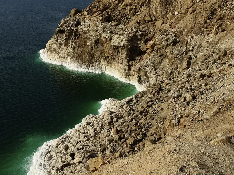 Salzablagerungen und felsige Küste des Toten Meeres.