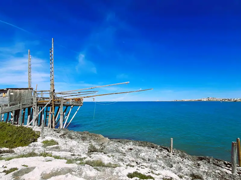 Traditionelles Fischerhaus an der Küste mit Blick auf das Meer.