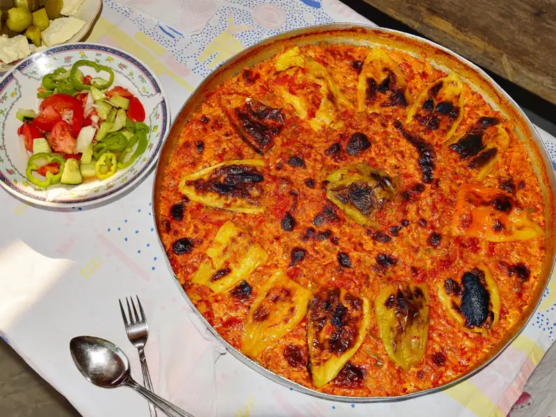 Gefüllte Paprika in Tomatensauce.