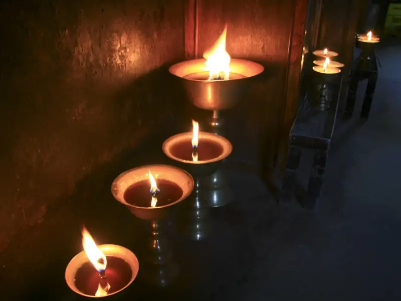 Beleuchtete Öllampen in einem Tempel.