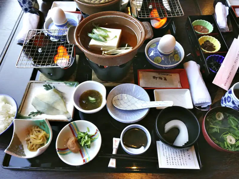 Traditionelles japanisches Frühstück mit verschiedenen kleinen Gerichten.