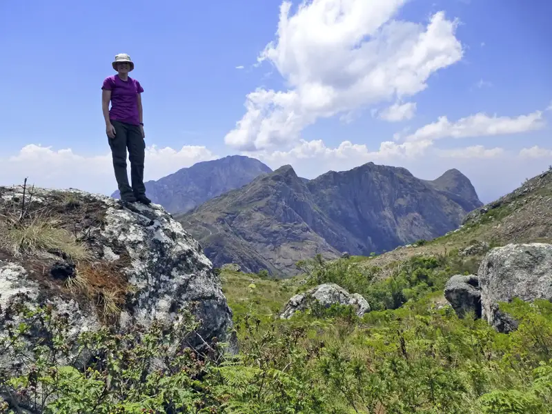 Wanderer genießt den Panoramablick auf die Berge.