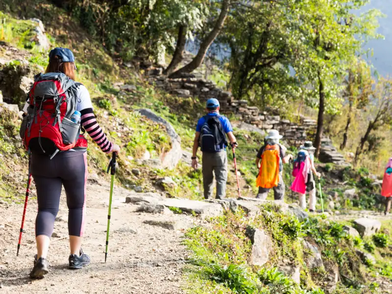 Wandergruppe auf einem Bergpfad.