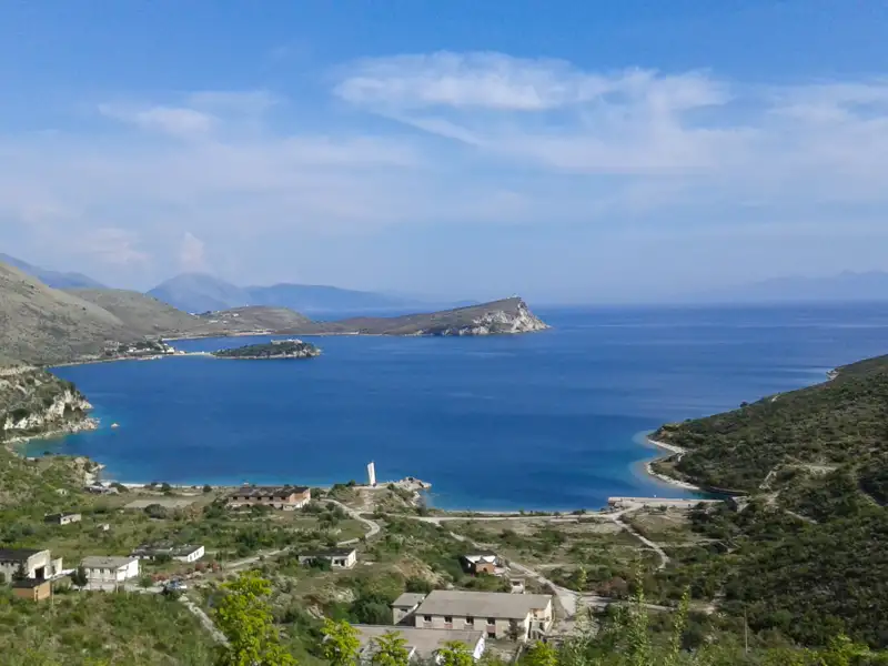 Panoramablick auf die Bucht mit einer kleinen Insel im Hintergrund.