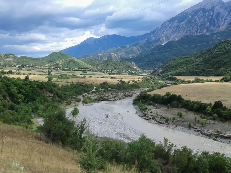 Panoramablick auf einen Fluss und die umliegende Landschaft