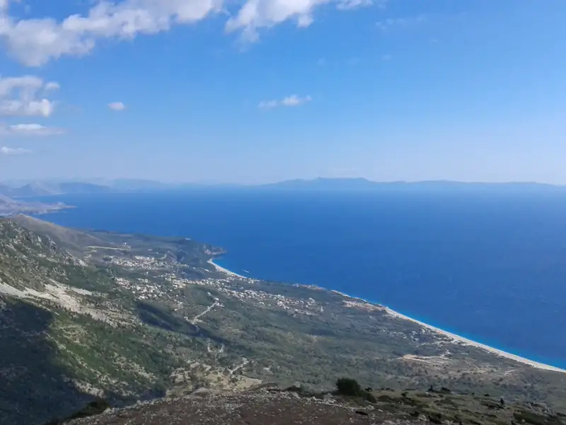 Panoramablick auf die Küste und das weite Meer.