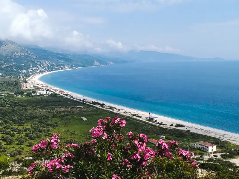 Panorama der Küste mit Strand und Vegetation.