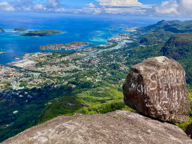 Aussichtspunkt mit Blick auf die Küste und Stadt.