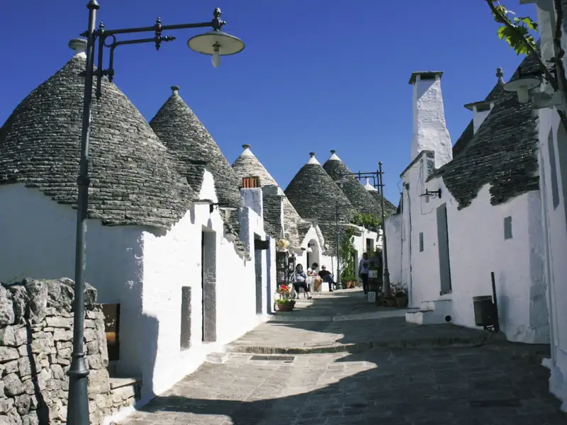 Typische Trulli-Häuser mit ihren konischen Dächern in Alberobello.