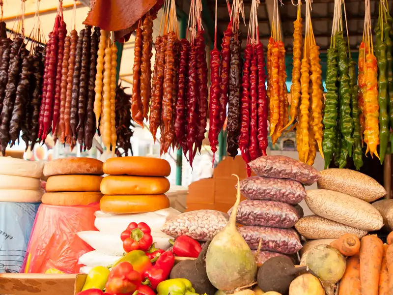 Traditionelle georgische Churchchela und regionale Produkte auf einem Markt.