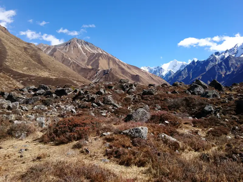 Felsige Landschaft mit Bergkulisse.