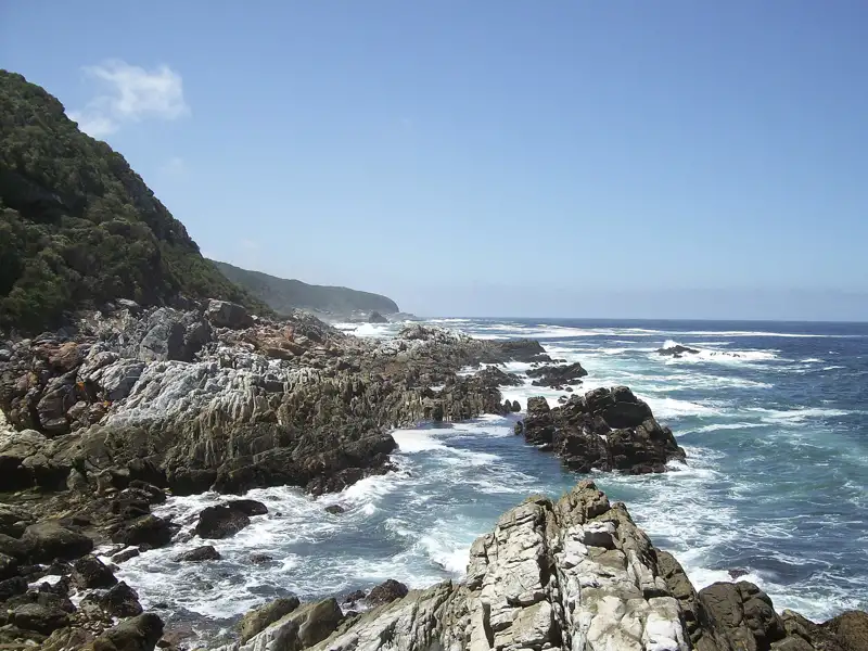 Felsige Küste mit Wellen