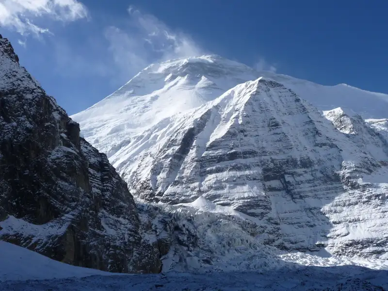 Ansicht eines schneebedeckten Berges und eines Gletschers.