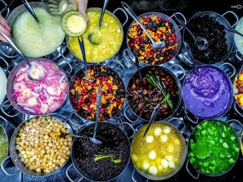 Vielfältige Auswahl an bunten Desserts in einzelnen Töpfen.