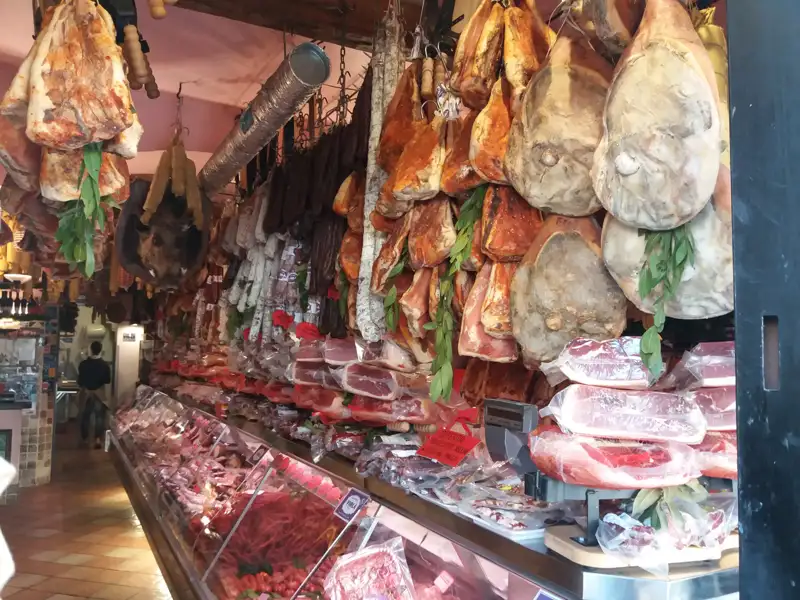 Auslage einer Metzgerei mit verschiedenen Fleisch- und Wurstsorten.