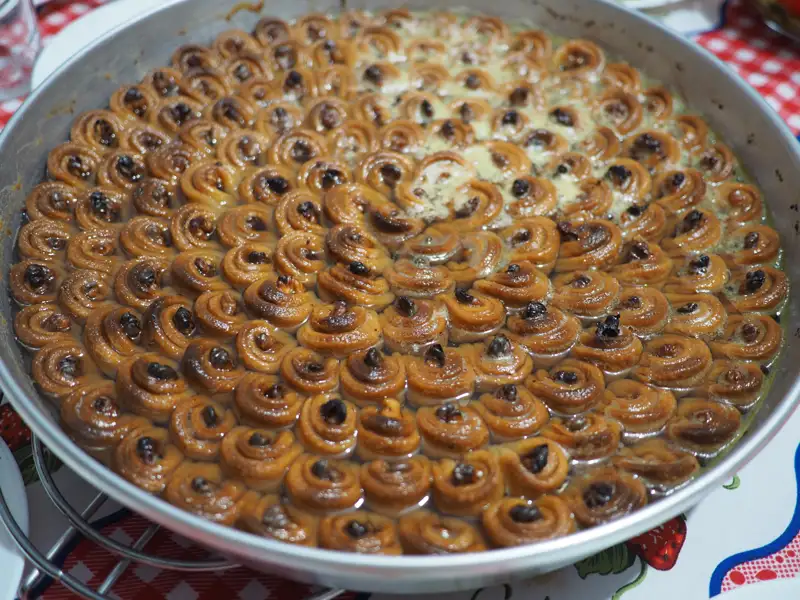 Spiralförmiges Gebäck mit Rosinen in Sirup