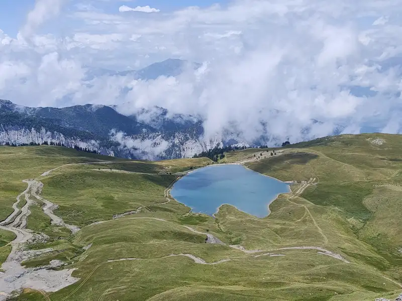 Bergsee in den Alpen mit Wolken