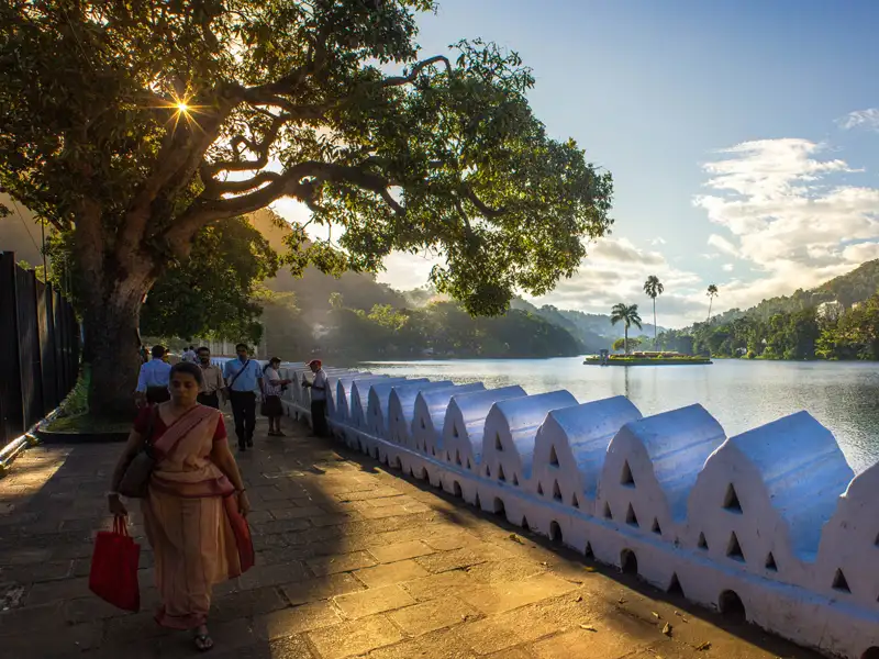 Morgenstimmung am See mit traditionellem Geländer und Blick auf die Insel in der Mitte.