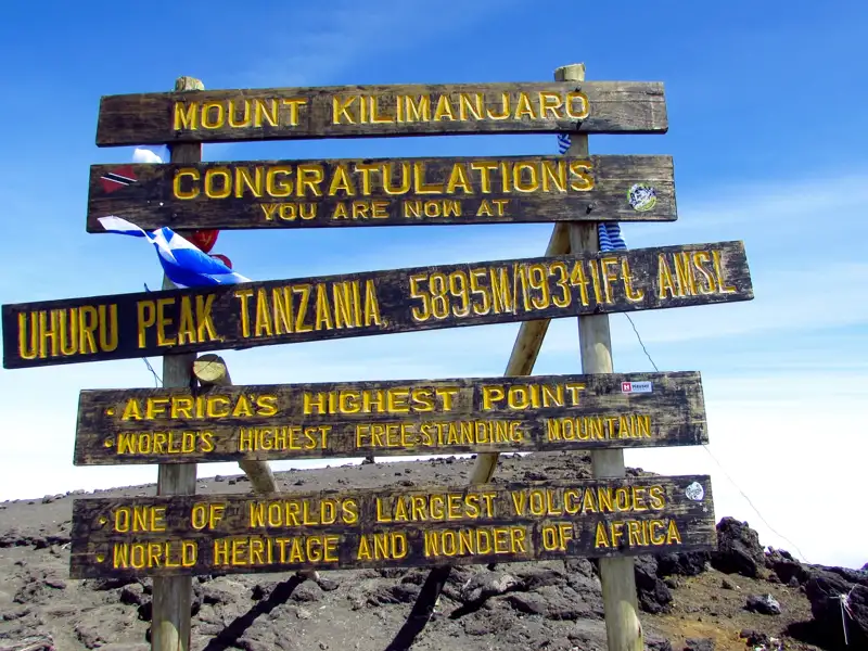 Gipfelschild auf dem Uhuru Peak des Kilimandscharo, dem höchsten Punkt Afrikas und freistehenden Berg der Welt.
