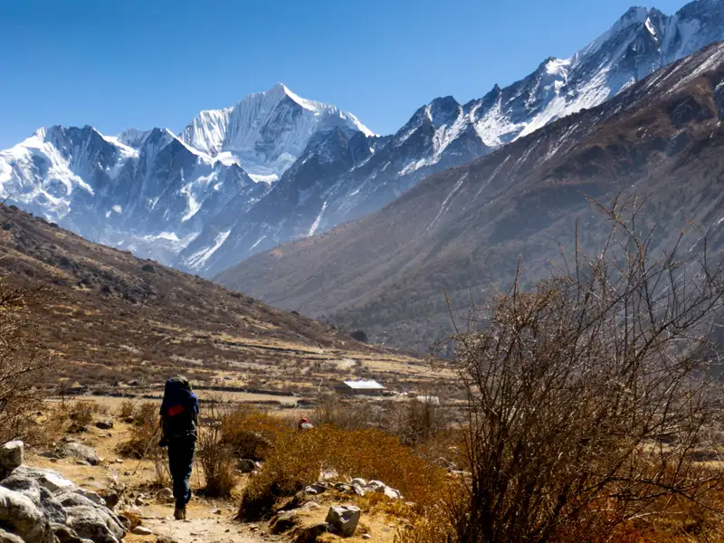 Wanderer auf einem Bergpfad im Himalaya.