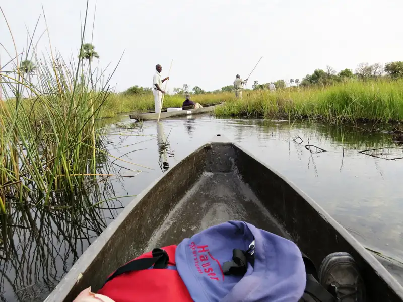 Traditionelle Einbaumfahrt durch die Wasserwege.