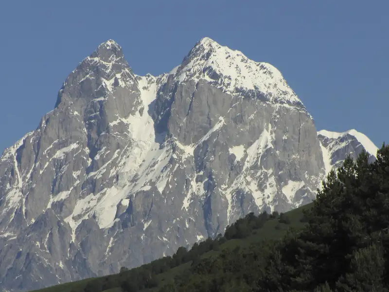 Panorama von Tiflis mit Narikala-Festung und Metechi-Kirche.