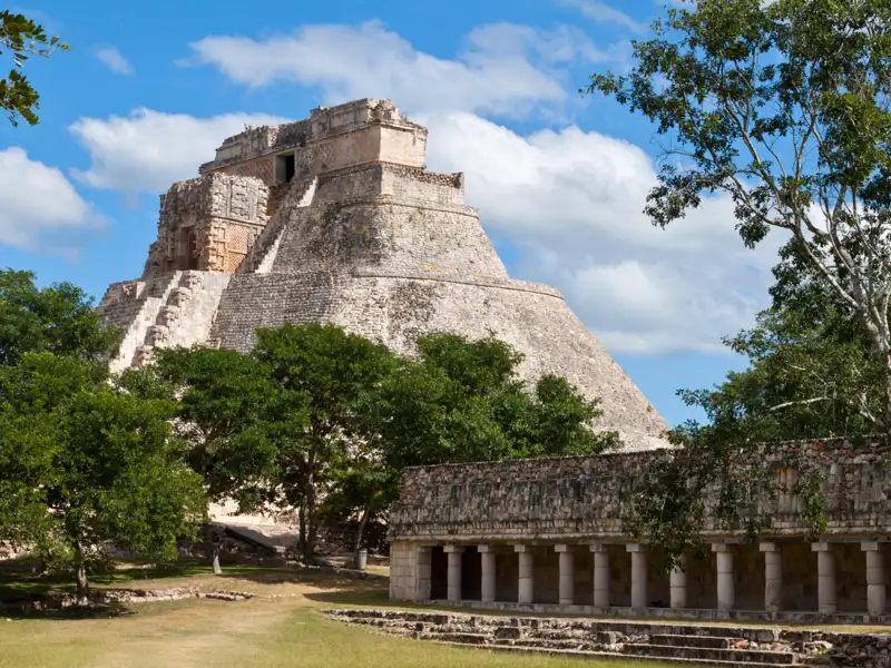 Maya-Ruinen von Uxmal mit Pyramide und Säulengang.