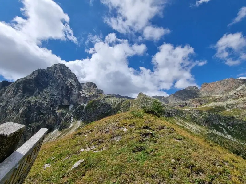 Alpenlandschaft mit Bergen und bewölktem Himmel.