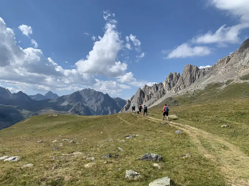 Wanderer auf einem Bergpfad in den Bergen.