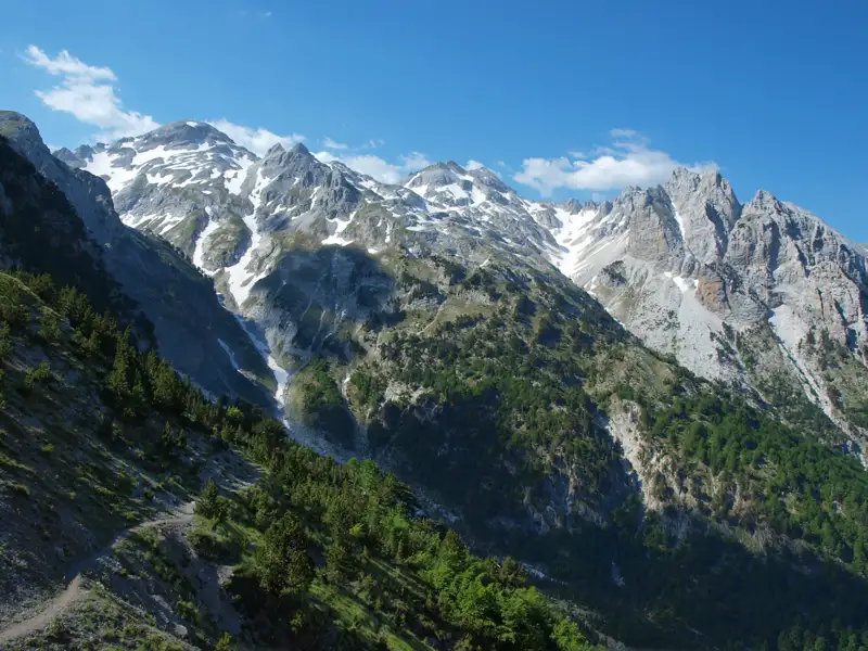 Schneebedeckte Bergspitzen und grüne Täler auf der Reise.