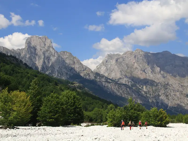 Wanderer auf einem Bergpfad mit Blick auf die Bergkette.