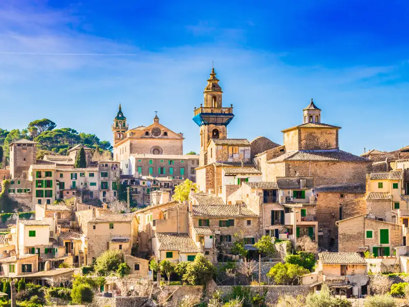 Panoramablick auf ein historisches Dorf auf Mallorca mit traditioneller Architektur.