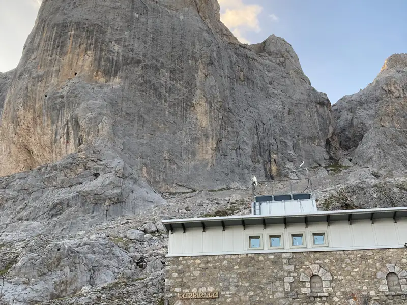 Gebäude am Fuß einer Felswand.