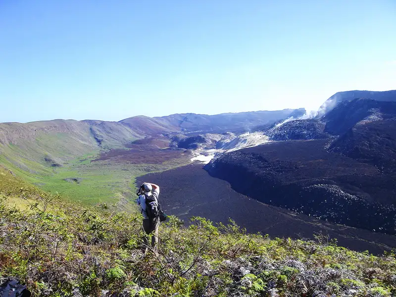Wanderer fotografiert vulkanische Landschaft.