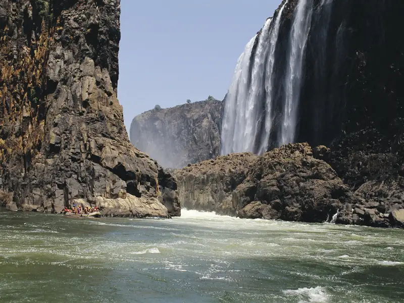 Abenteuerliche Schlauchboot-Fahrt am Fuße der tosenden Wasserfälle.