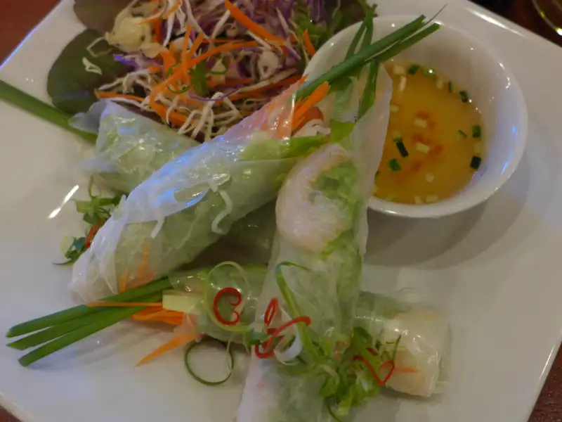 Sommerrollen mit Garnelen und Dipsauce.