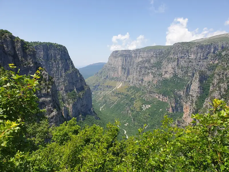 Steile Felswände und üppige Vegetation einer tiefen Schlucht.