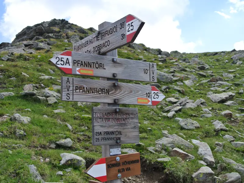 Wegweiser mit Wanderwegen zum Pfannhorn, Pfanntörl, entlang des Bonner Höhenwegs und der Alta Via Dobbiaco.