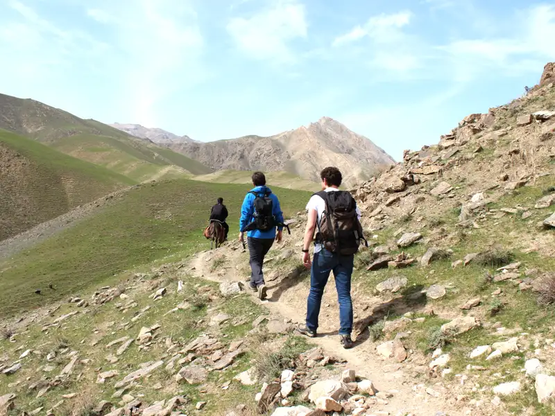 Wanderer auf einem Bergpfad in den Bergen.