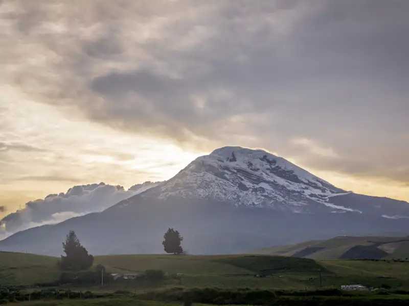 Schneebedeckter Berg in der Abenddämmerung.