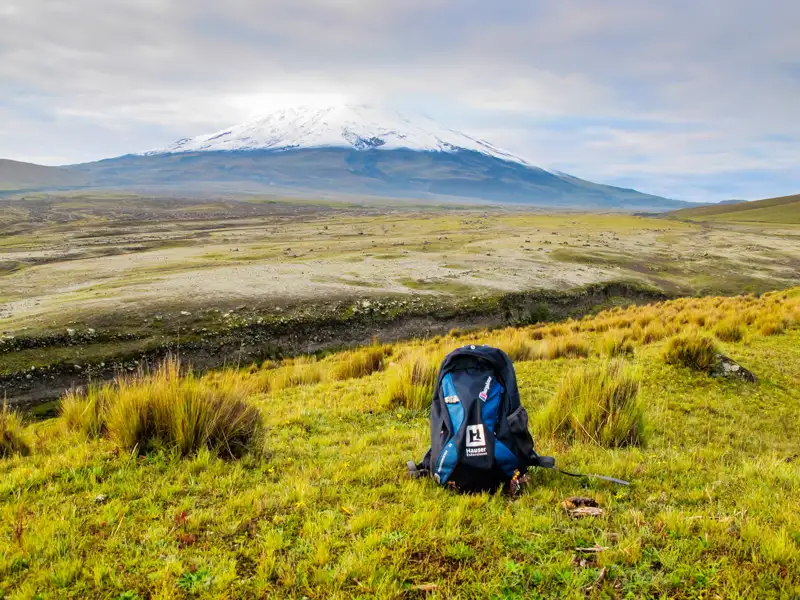 Rucksack in einer Vulkanlandschaft
