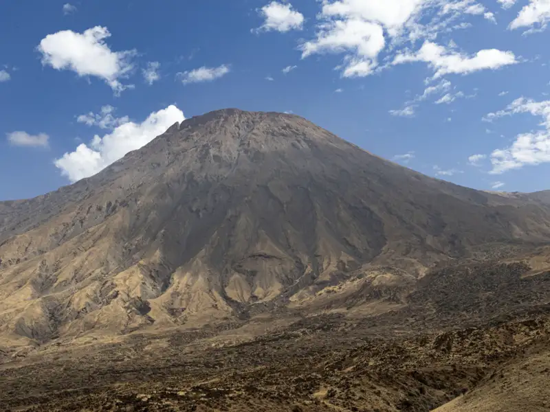 Ansicht eines Vulkans mit seiner umliegenden Landschaft.