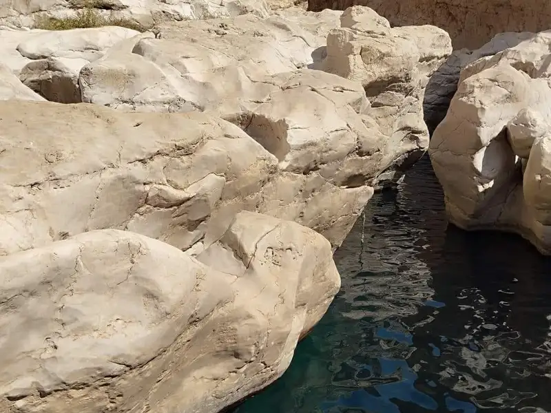Wasserbecken in einer engen Schlucht.