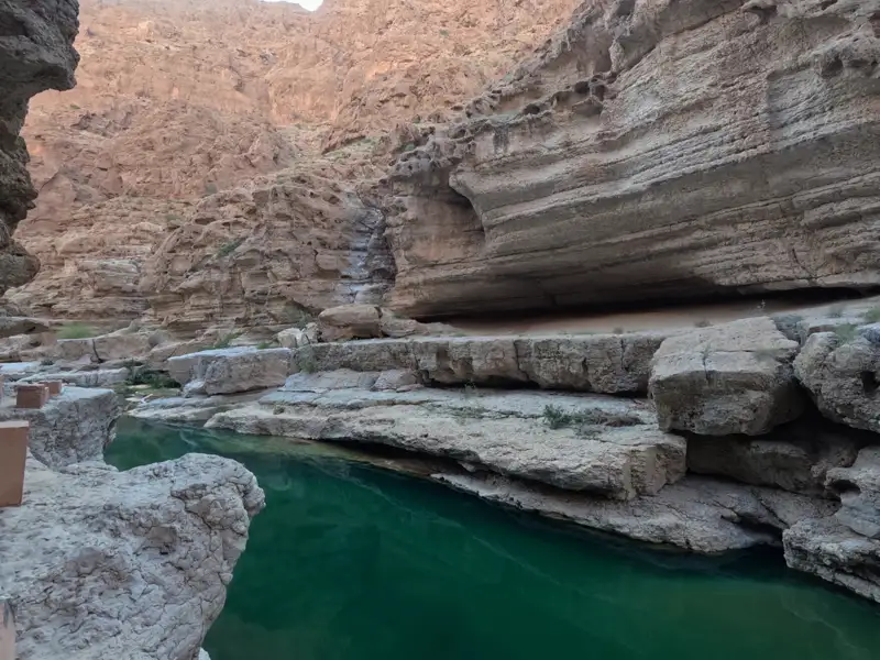 Grüner Fluss in einer felsigen Schlucht.
