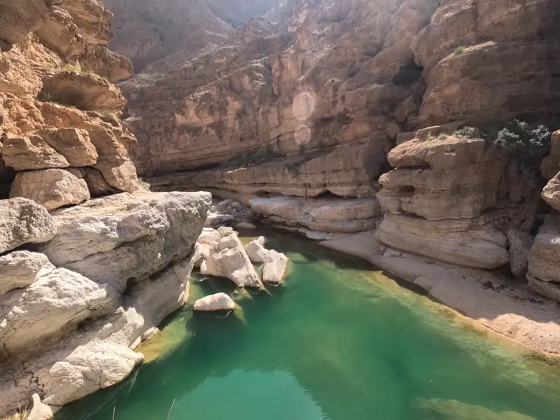 Türkisfarbener Fluss in einer felsigen Schlucht.