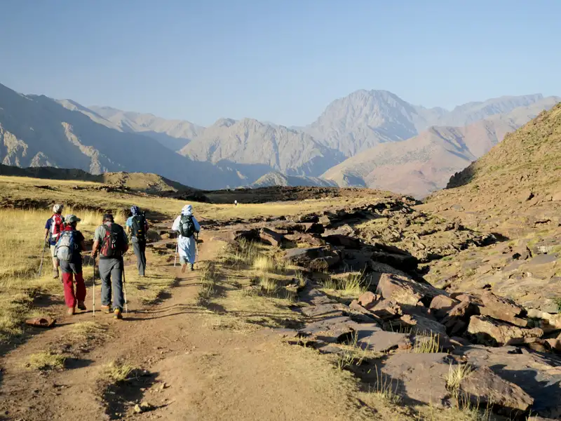 Wanderer auf einem Bergpfad in den Bergen.