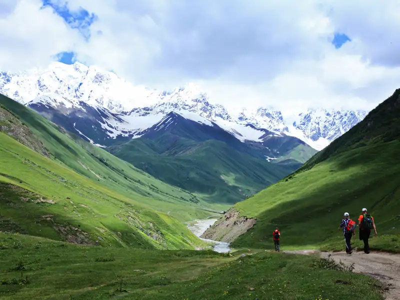 Idyllisches Bergdorf inmitten einer grünen Landschaft.