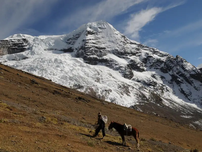 Reisender mit Packpferd in den Bergen