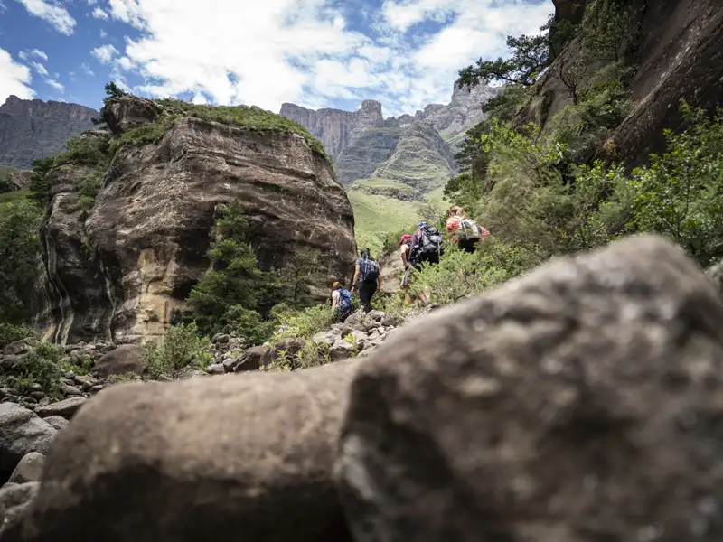 Wanderer auf einem Bergpfad.